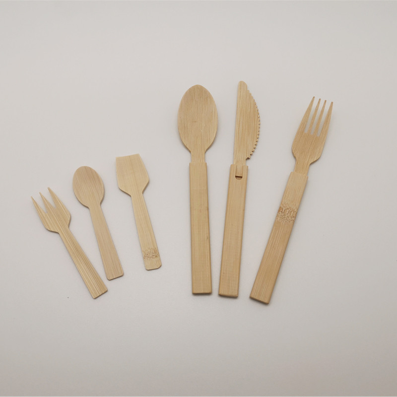 أحدث حالة شركة حول 100٪ ملعقة من الخيزران الأخضر ، شوكة ، سكين 170 مم